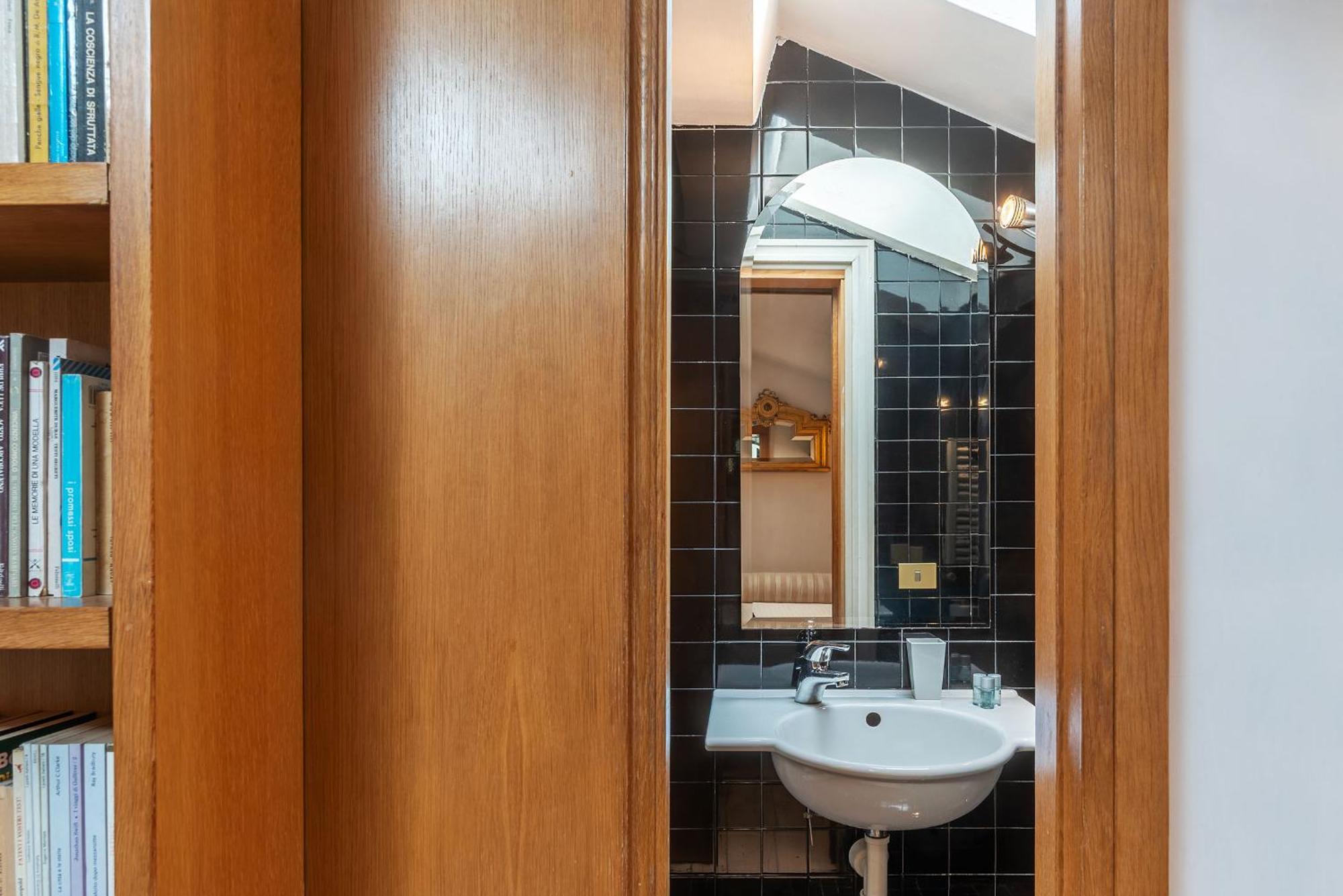 Orange With Bathroom And Shared Terrace * Rome