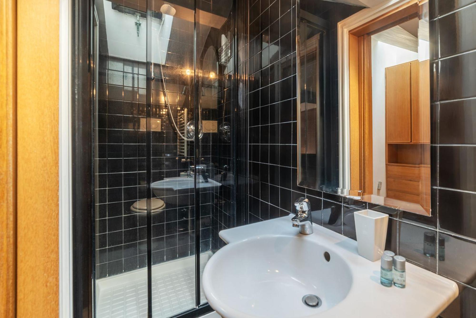 Orange With Bathroom And Shared Terrace Rome